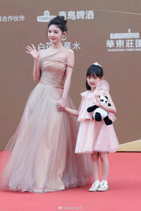 情变传言后首亮相 关晓彤被批瞬间老10岁