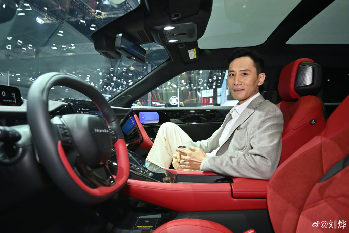 憔悴暴瘦亮相车展惹网忧 刘烨气炸回应没生病