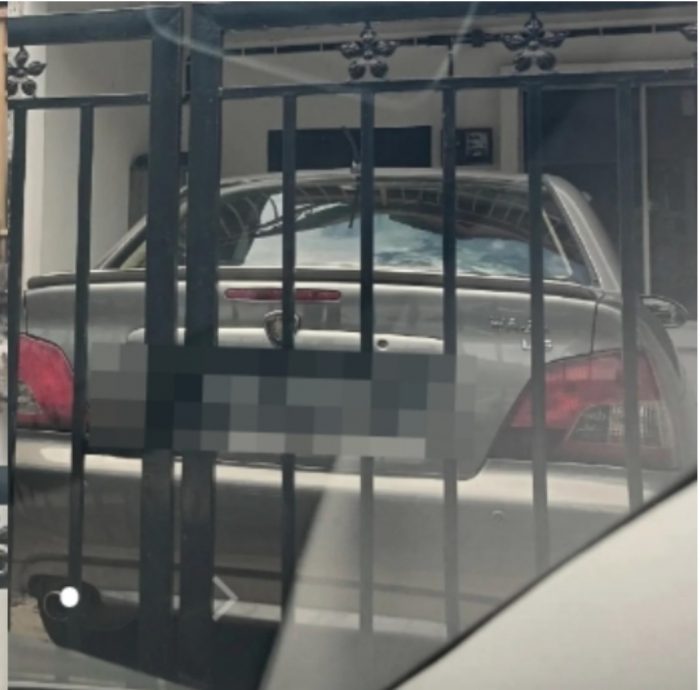 房子空置遭邻居占车位 女子锁门反击:敢剪锁就报警!