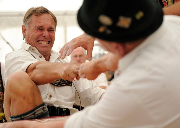 手指摔角比赛开锣　180名汉子争冠军