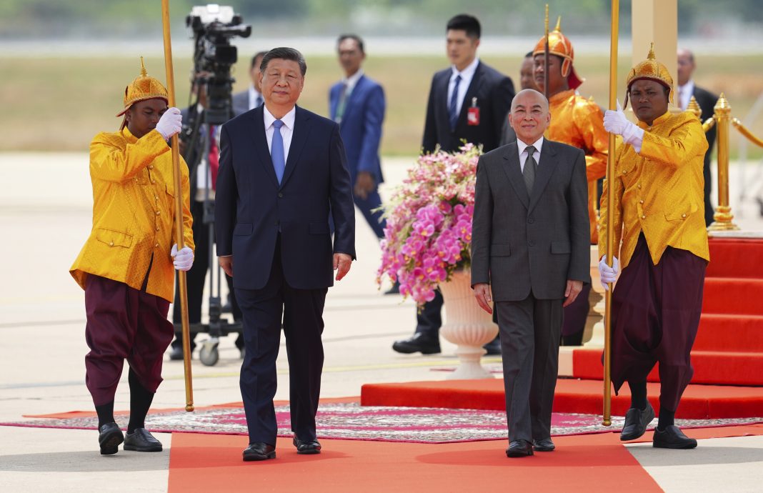 抵柬访问获国王接机──习近平:支持柬维护战略自主、盼深化两国更高水平政治互信