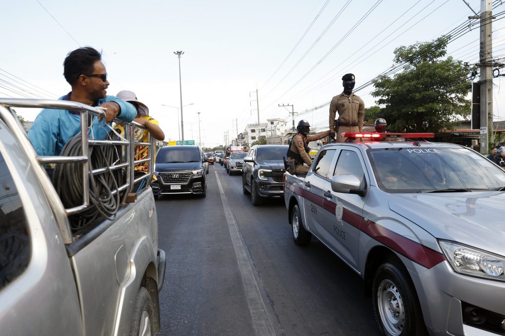 拚图三图)AI警察泰国泼水节执勤