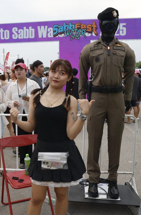 拚图三图)AI警察泰国泼水节执勤