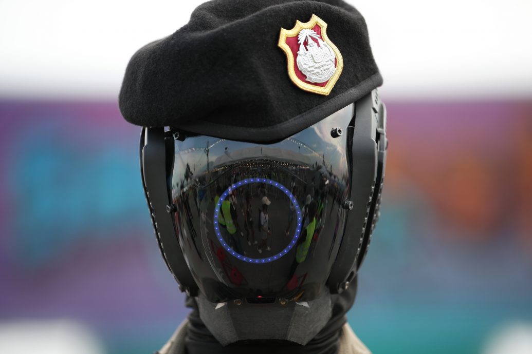 拚图三图)AI警察泰国泼水节执勤