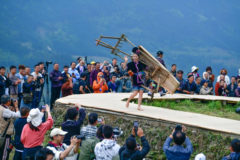 拚图三图)中国最美梯田设T台  模特农民与机械人同场