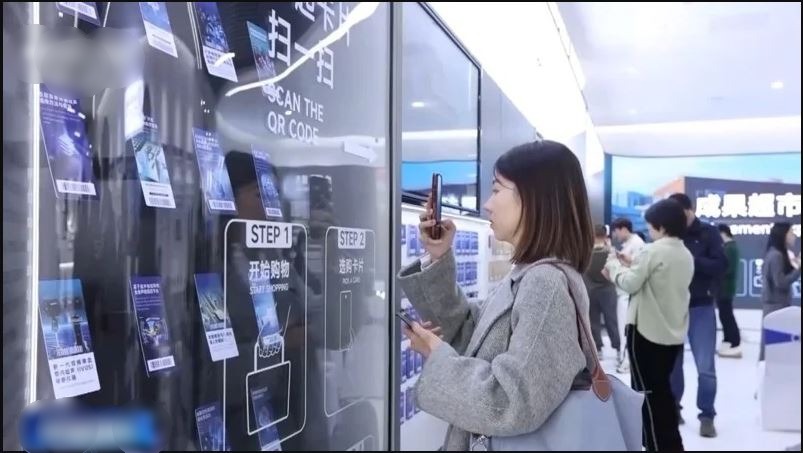 拚图两图)深圳超市不卖蔬果卖科技 搭建研产应用桥樑