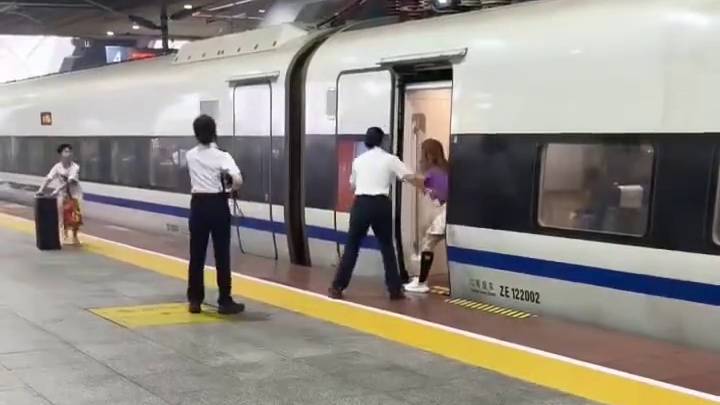 拚图两图)身体阻高铁关门涉违法　女子深圳遭行政拘留
