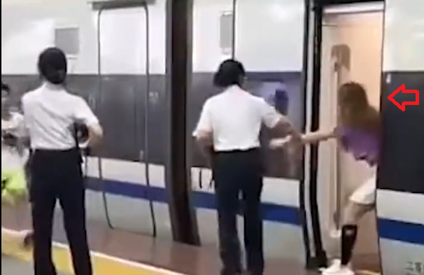 拚图)等同伴上车 女子伸腿阻高铁关门