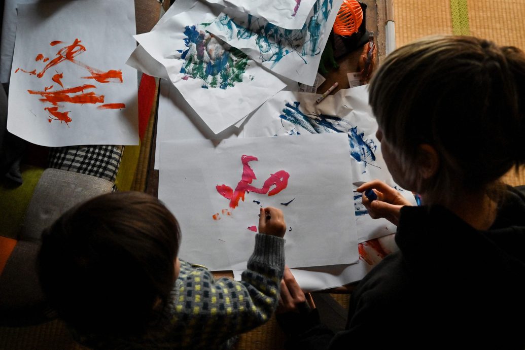 东京艺术圈最新宠儿  一岁小画家“拇指姑娘”个展引发热议