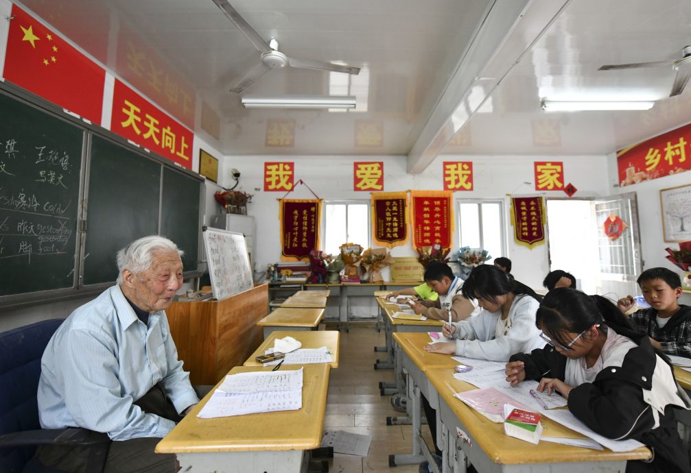 拼盘/97岁的他，依然在讲台坚守