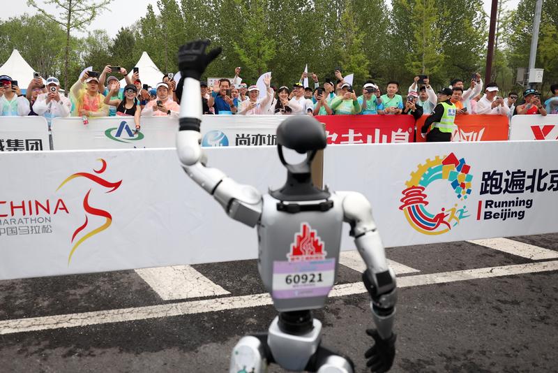  拼盘∕全球首个人形机器人半马北京开跑  真人与机器人比拼速度