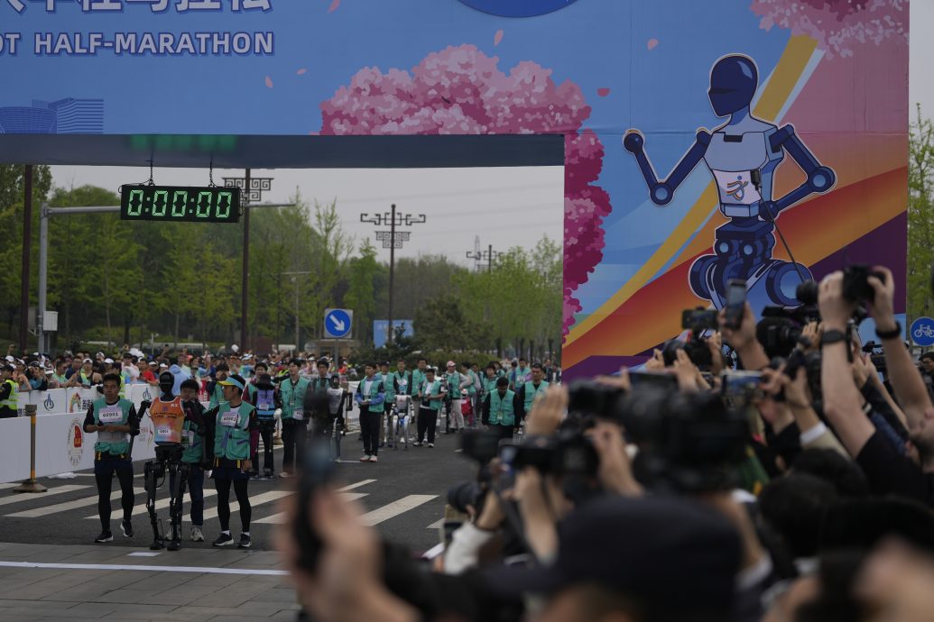  拼盘∕全球首个人形机器人半马北京开跑  真人与机器人比拼速度