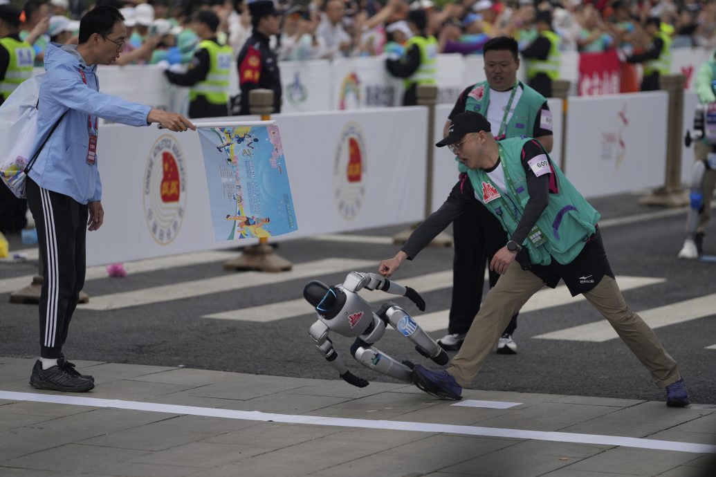  拼盘∕全球首个人形机器人半马北京开跑  真人与机器人比拼速度