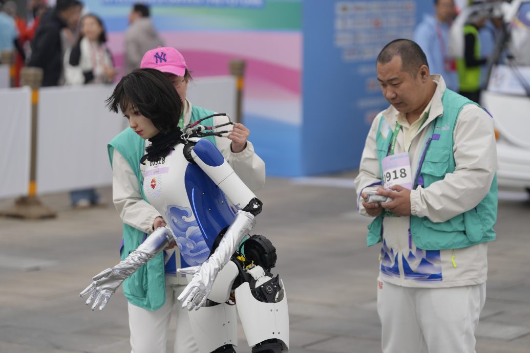  拼盘∕全球首个人形机器人半马北京开跑  真人与机器人比拼速度