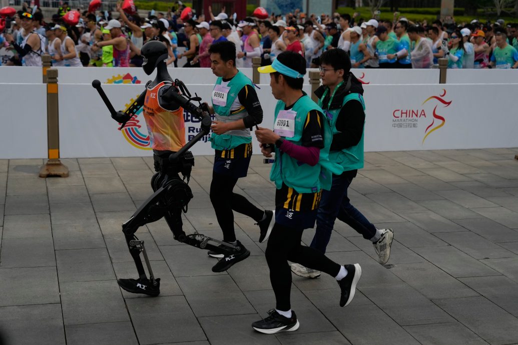  拼盘∕全球首个人形机器人半马北京开跑  真人与机器人比拼速度