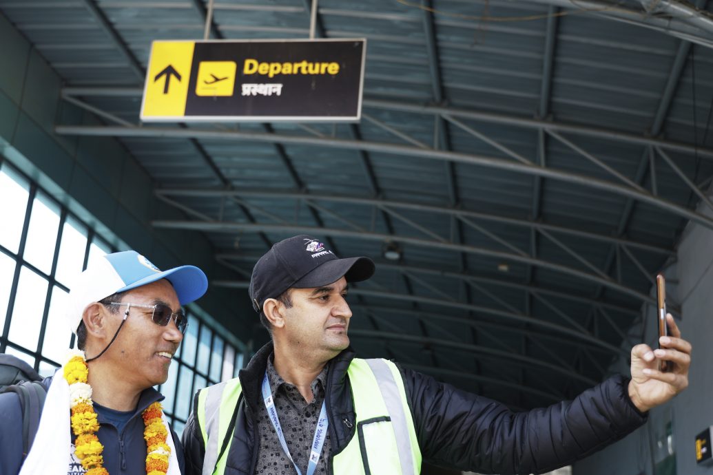 挑战世界纪录！尼泊尔向导要第31次登顶珠峰