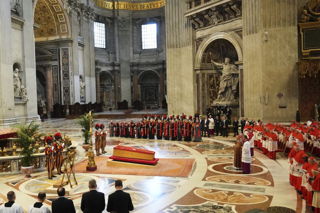 教宗方济各灵柩转移至圣伯多禄大殿 供民众瞻仰三天