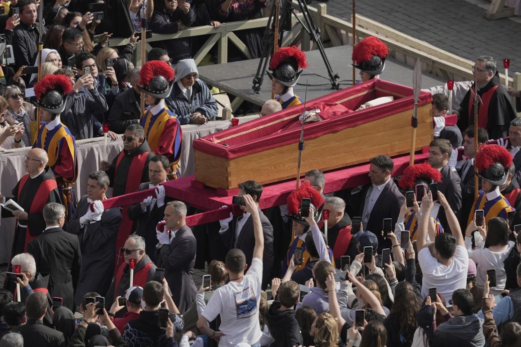 教宗方济各灵柩转移至圣伯多禄大殿 供民众瞻仰三天