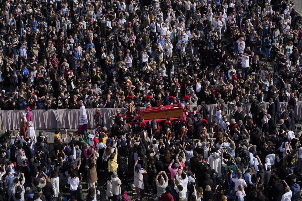 教宗方济各灵柩转移至圣伯多禄大殿 供民众瞻仰三天