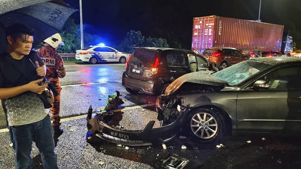 旅巴雨中失控 撞分界堤再撞2车 1人受伤