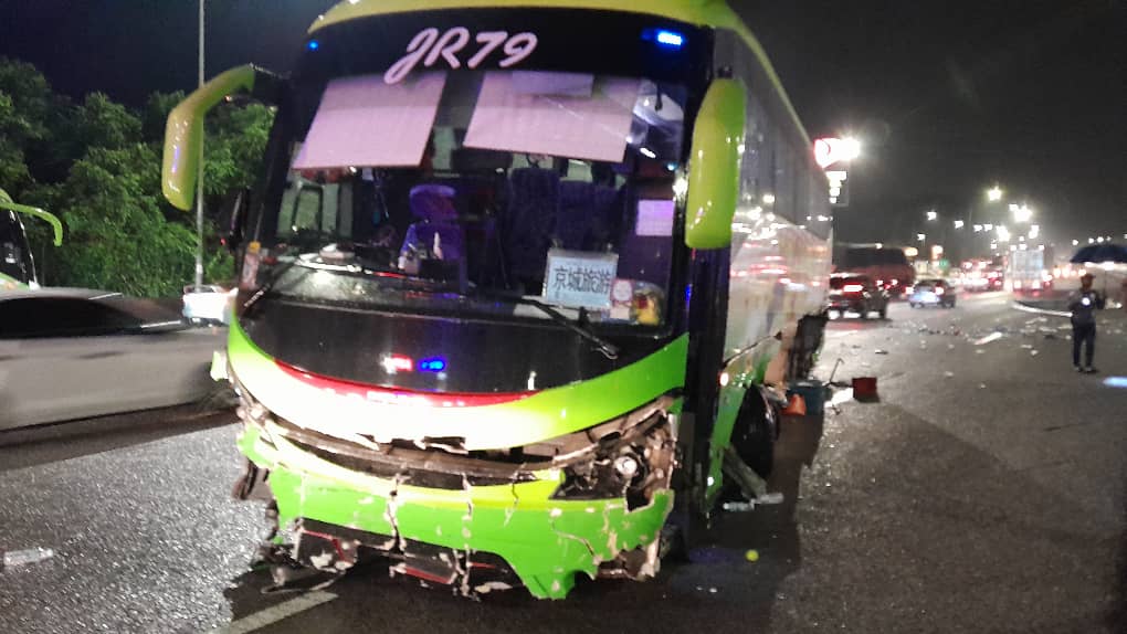 旅巴雨中失控 撞分界堤再撞2车 1人受伤