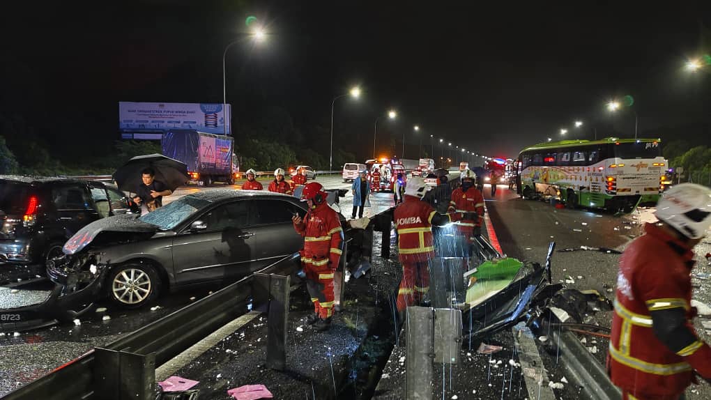 旅巴雨中失控 撞分界堤再撞2车 1人受伤