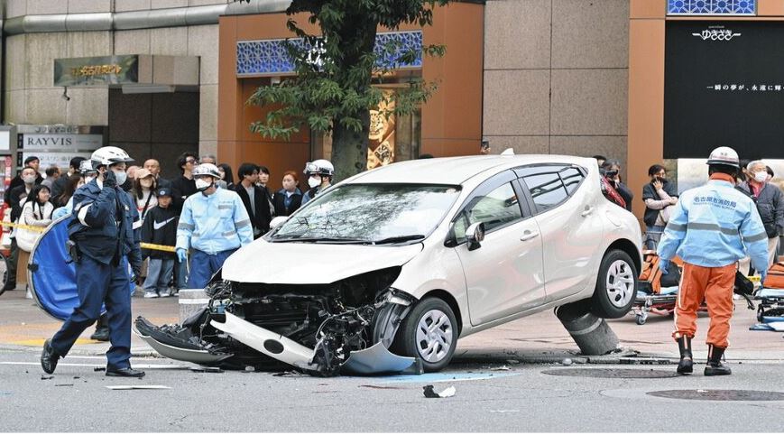 日本名古屋闹区轿车冲上人行道 7人受伤 包括1婴儿
