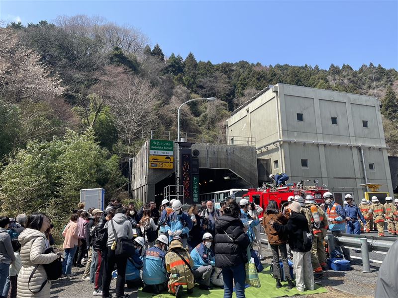 日本观光巴士连环撞 马新港台游客47伤