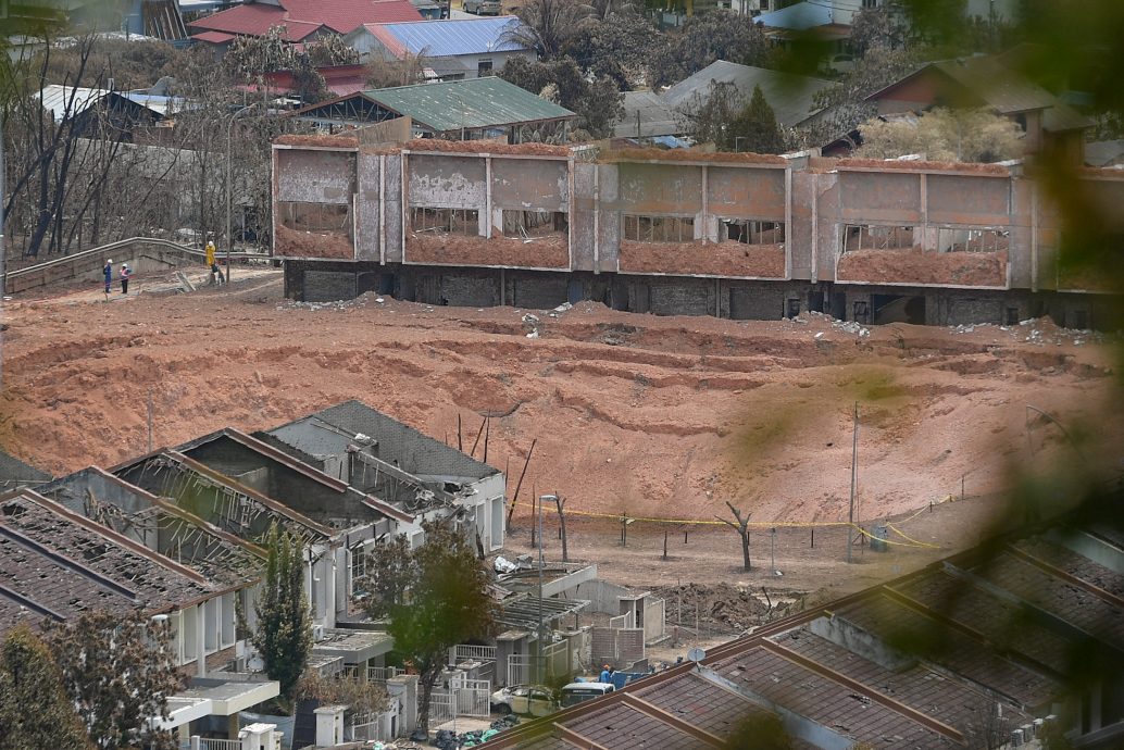 早报封面副文/取代/天然气管爆炸/ 雪总警长PC