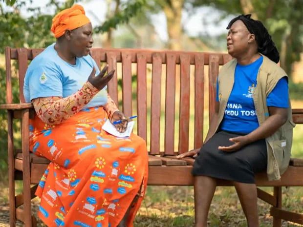 长凳上的温暖: 当“倾听”成为良药 祖母们用智慧疗愈孤独与伤痛