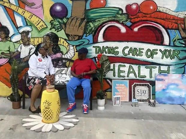 长凳上的温暖: 当“倾听”成为良药 祖母们用智慧疗愈孤独与伤痛