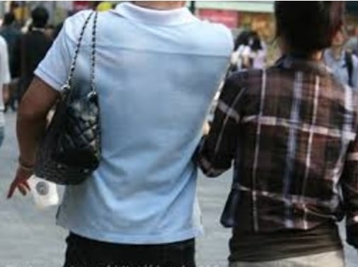 暖男为妻提包遭酸“娘炮” 网民力挺：那是爱与尊重！