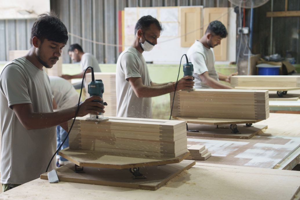 有图)关税暂延90天 大马家具出口商分秒必争 拼出口