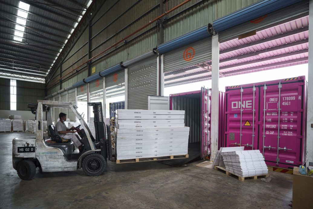 有图)关税暂延90天 大马家具出口商分秒必争 拼出口