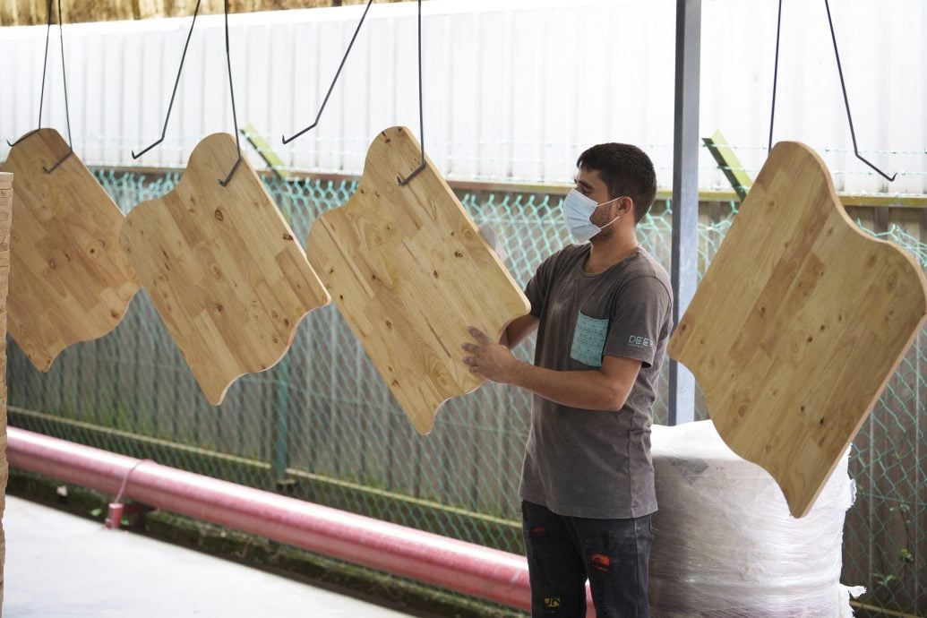 有图)关税暂延90天 大马家具出口商分秒必争 拼出口