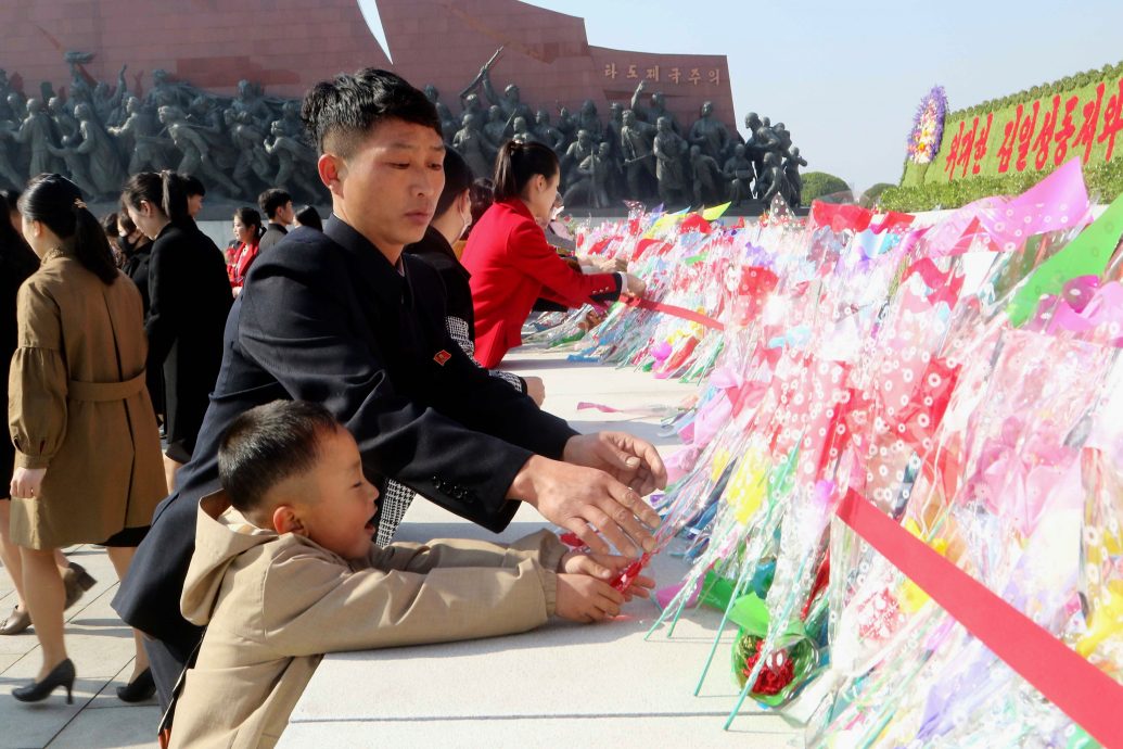 朝鲜前领导人金日成113岁冥诞 官媒大赞金正恩