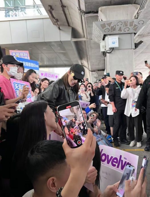 机场亮相准备复出 萧亚轩上音综当导师