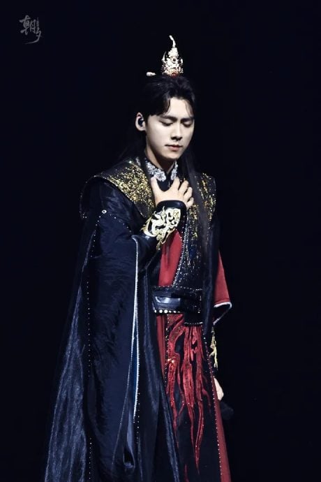 李易峰泰国复出含泪下跪道歉 网嘲:嫖娼还委屈上了?