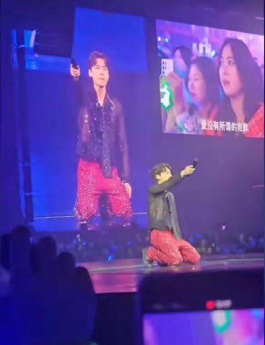 李易峰泰国复出含泪下跪道歉 网嘲:嫖娼还委屈上了?