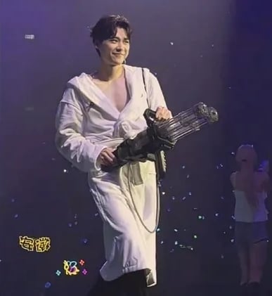 李易峰泰国复出含泪下跪道歉 网嘲:嫖娼还委屈上了?