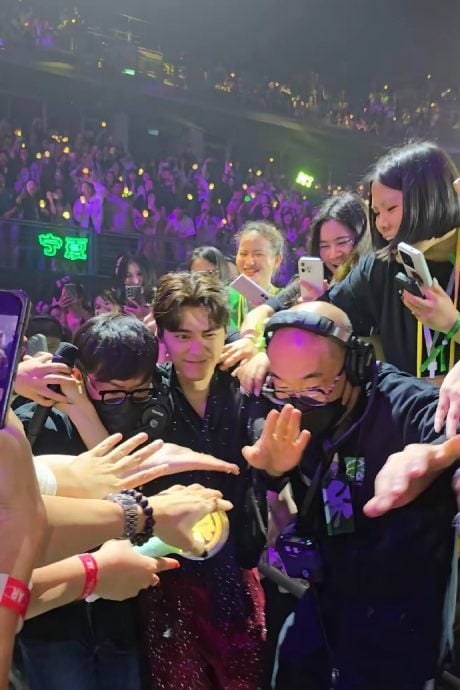 李易峰泰国复出含泪下跪道歉 网嘲:嫖娼还委屈上了?