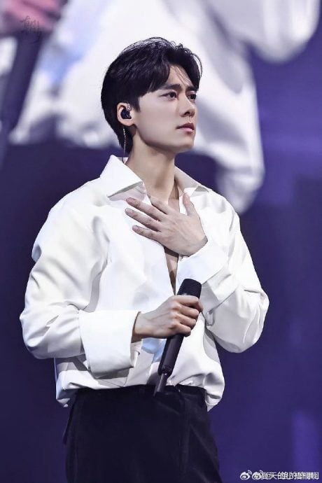 李易峰泰国复出含泪下跪道歉 网嘲:嫖娼还委屈上了?