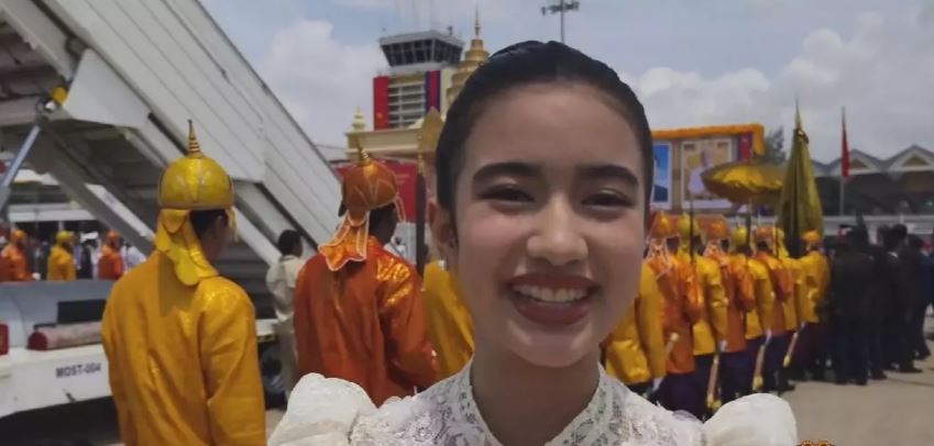  柬埔寨小公主献茉莉花环迎习近平  秀中文 