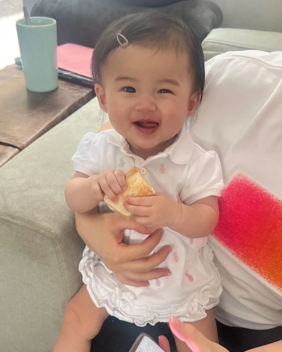 梁家辉宝贝孙女首曝光  表情多多萌翻