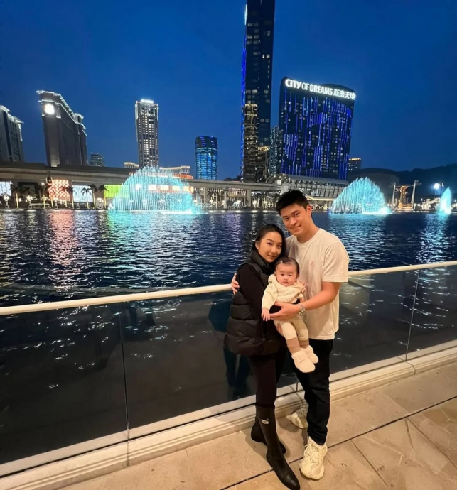 梁家辉宝贝孙女首曝光  表情多多萌翻