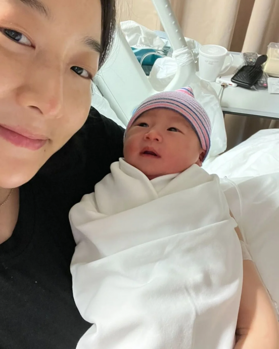 梁家辉宝贝孙女首曝光  表情多多萌翻