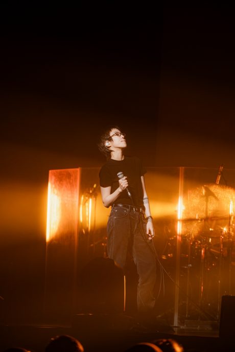 歌迷甩照证2岁曾来马 窦靖童被“打脸”笑认忘了