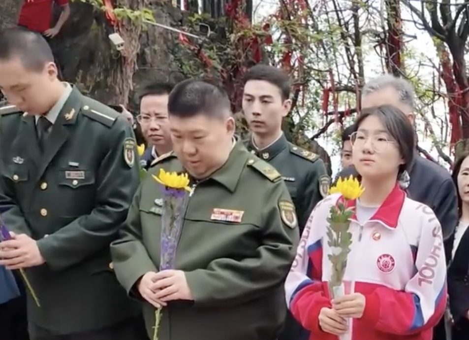 东毛甜懿紧随在侧