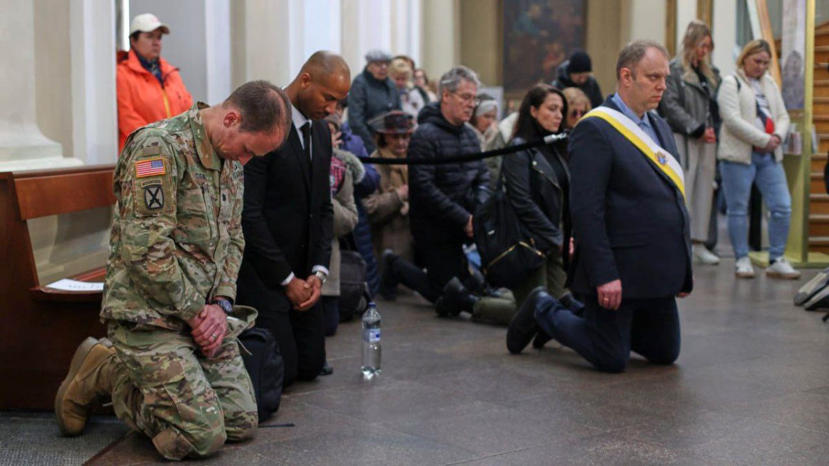 求真(全国版)立陶宛外长向4美国士兵下跪道歉? 实为天主祷告仪式 布德里斯不在图片中