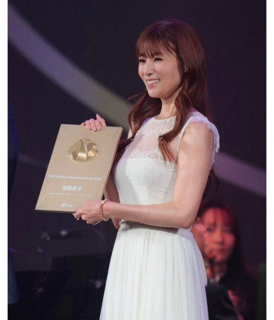 消失1年多现身微博之夜 深田恭子爆肥真相曝光